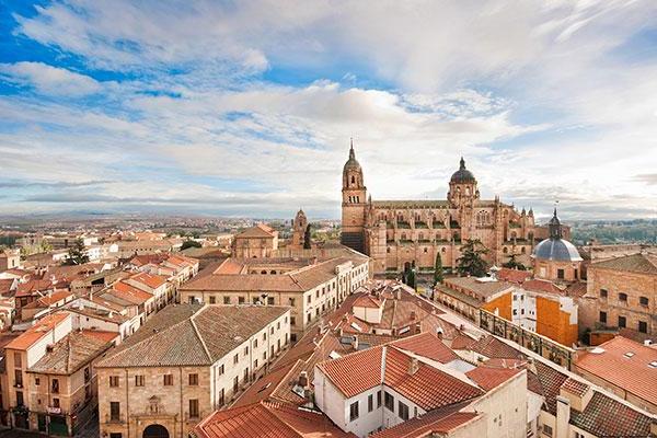 Salamanca is an ancient Celtic city in northwestern 西班牙 that is the capital of the Province of Salamanca in the community of Castile 和 León. Its Old City was declared a UNESCO World Heritage Site in 1988.